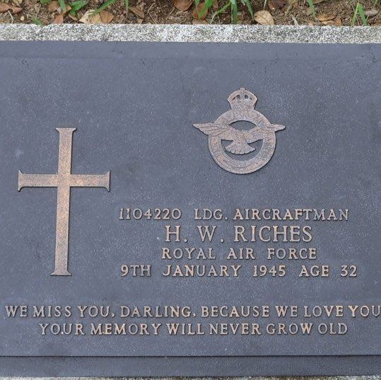 A grave marker with the RAF crest: 1104220 LDG. Aircraftman H. W. Riches, Royal Air Force, 9th January 1945, age 32. Inscription: We miss you darling because we love you. Your memory will never grow old.